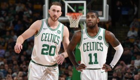 KOK真人-德罗巴乱入湖人赛场！惊天逆足绝杀引爆全网，NBA史上最离谱逆转诞生